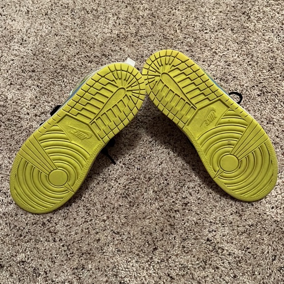 Boys Nike Air Jordan Shoes - Picture 4 of 5